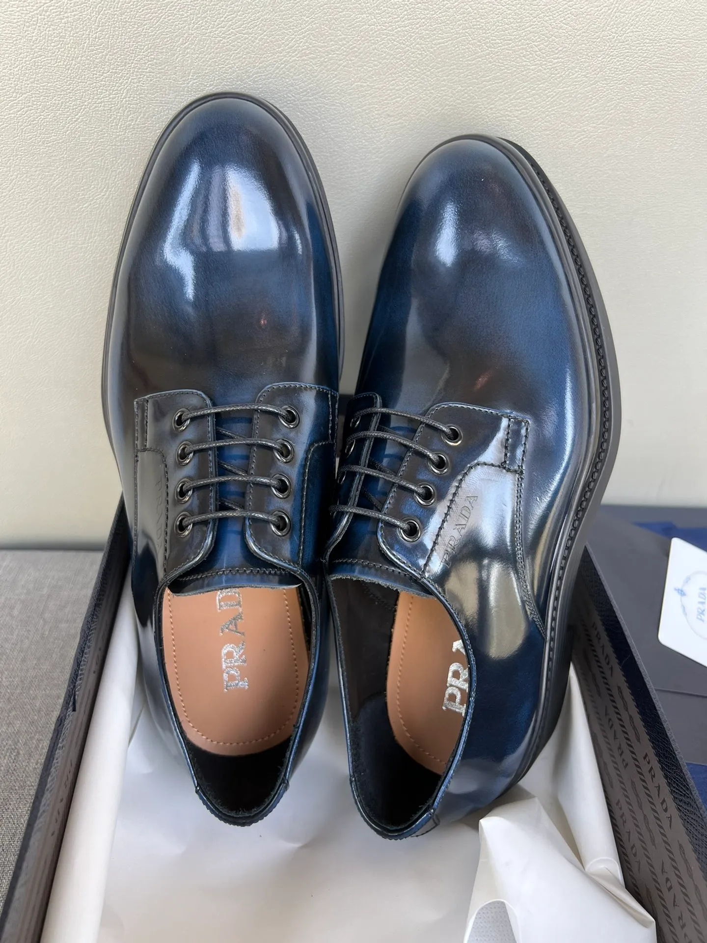 Men's shoes 💰860 💰Best recommendation✨PRADA Prada top purchasing quality imported upper with color-brushed edge beads carved toe design cowhide lining private molded TPU outsole non-slip, wear-resistant and elastic fashionable and versatile burgundy black blue 39-44 in stock (38, 45 customized for replacement, return and exchange)